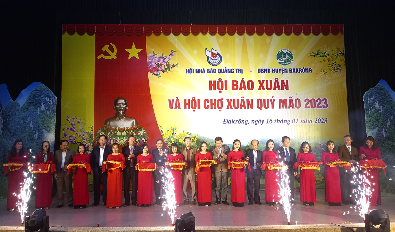 L&atilde;nh đạo Hội Nh&agrave; b&aacute;o Quảng Trị, c&aacute;c cơ quan b&aacute;o ch&iacute;, huyện Đakr&ocirc;ng cắt băng khai mạc Hội B&aacute;o xu&acirc;n v&agrave; Hội chợ xu&acirc;n Qu&yacute; M&atilde;o 2023